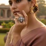 将图像加载到图库查看器中, 镶嵌祖母绿的黄金钻石戒指 | 花卉戒指