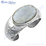 将图像加载到图库查看器中, 925 sterling silver cuff bracelet with an oval moonstone gemstone, showcasing a hammered metal finish for women.