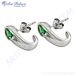 将图像加载到图库查看器中, 925 sterling silver stud earrings featuring emerald green gemstones, a stylish and elegant design.