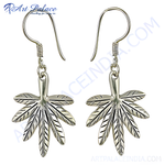 将图像加载到图库查看器中, 925 Sterling silver dangle earrings featuring a detailed cannabis leaf design, perfect for women.