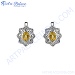 将图像加载到图库查看器中, 925 sterling silver stud earrings with a central oval-cut citrine gemstone. Features a floral design.