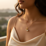 Load image into Gallery viewer, Colgante de zapato de bebé con cristales dorados para mujer | Joyería con dijes