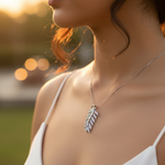 Load image into Gallery viewer, Colgante de pluma de plata con circonitas cúbicas | Regalo de joyería para mujer