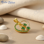 Load image into Gallery viewer, Collar con colgante de esmeralda dorada | Forma de corazón | Joyería para mujer