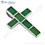 Load image into Gallery viewer, Sterling silver cross pendant with green gemstone inlays. Ideal for women, this pendant is stylish and religious.