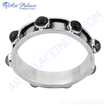 Load image into Gallery viewer, Sterling silver ring with black onyx gemstones, a classic and elegant jewelry piece.