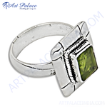 Load image into Gallery viewer, 925 sterling silver square ring with green gemstone. Elegant women's fashion jewelry.
