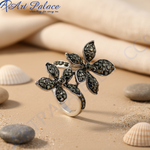 Load image into Gallery viewer, Anillo de plata con flor y piedras preciosas negras para mujer | Joyería con estilo