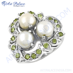 Load image into Gallery viewer, 925 sterling silver ring with three pearls and peridot gemstones, elegant women's jewelry