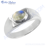 将图像加载到图库查看器中, Sterling silver ring with an oval-cut moonstone gemstone, showcasing a soft blue and white color.