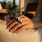 Load image into Gallery viewer, Anillo de plata con perla ovalada y piedras verdes | Anillo para mujer