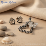 Load image into Gallery viewer, Conjunto de pendientes y colgante de corazón con piedras preciosas negras en plata 925 para mujer