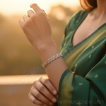 Load image into Gallery viewer, Pulsera con tachuelas de piedra dorada para mujer | Joyería de regalo
