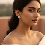 Load image into Gallery viewer, Pendientes de plata con forma de flor | Circonita cúbica | Joyería para mujer
