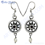 将图像加载到图库查看器中， Sterling silver drop earrings featuring a circular design, dark gemstone center, and white pearl drop.
