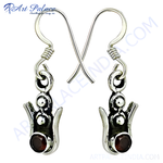 将图像加载到图库查看器中， Sterling silver dangle earrings with round garnet gemstones, perfect for any occasion.

