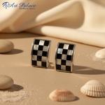 Load image into Gallery viewer, Pendientes de plata con diseño de tablero de ajedrez y nácar | Joyería para mujer
