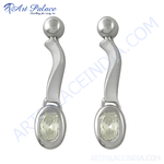 将图像加载到图库查看器中， Silver dangle earrings with oval-shaped green gemstones, perfect for women&#39;s daily wear.
