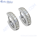 将图像加载到图库查看器中， Silver hoop earrings with sparkling cubic zirconia gemstones, perfect for women&#39;s fashion and gifting.
