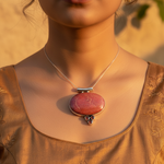 Load image into Gallery viewer, Collar con colgante de coral plateado y detalles de granate | Joyería para mujer
