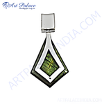 将图像加载到图库查看器中， Geometric pendant with a unique design and a vibrant green stone, perfect for women.
