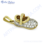 将图像加载到图库查看器中， gold plating baby shoe pendant with sparkling crystals, a charming and elegant jewelry piece.
