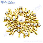 将图像加载到图库查看器中， gold plating brooch with central pearl and diamond accents, a classic and elegant jewelry piece.
