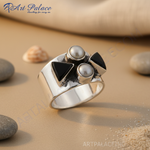 Load image into Gallery viewer, Anillo de plata 925 con perla y ónix para mujer | Joyería con estilo
