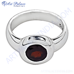 将图像加载到图库查看器中， Sterling silver ring with a vibrant red oval-cut garnet gemstone.
