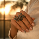 Load image into Gallery viewer, Anillo de plata con flor y piedras preciosas negras para mujer | Joyería con estilo
