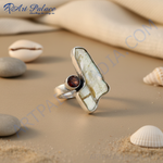 Load image into Gallery viewer, Anillo de plata 925 con perla y granate para mujer | Joyería con estilo
