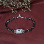 Load image into Gallery viewer, Pulsera de cuentas negras de plata con piedra tallada en esmeralda | Regalo para ella
