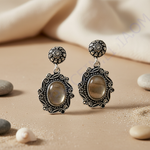 Load image into Gallery viewer, 925 sterling silver dangle earrings featuring oval labradorite gemstones in a decorative setting.
