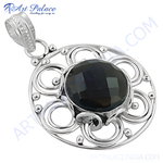 Load image into Gallery viewer, 925 silver pendant featuring a faceted black onyx gemstone. Elegant design for women.
