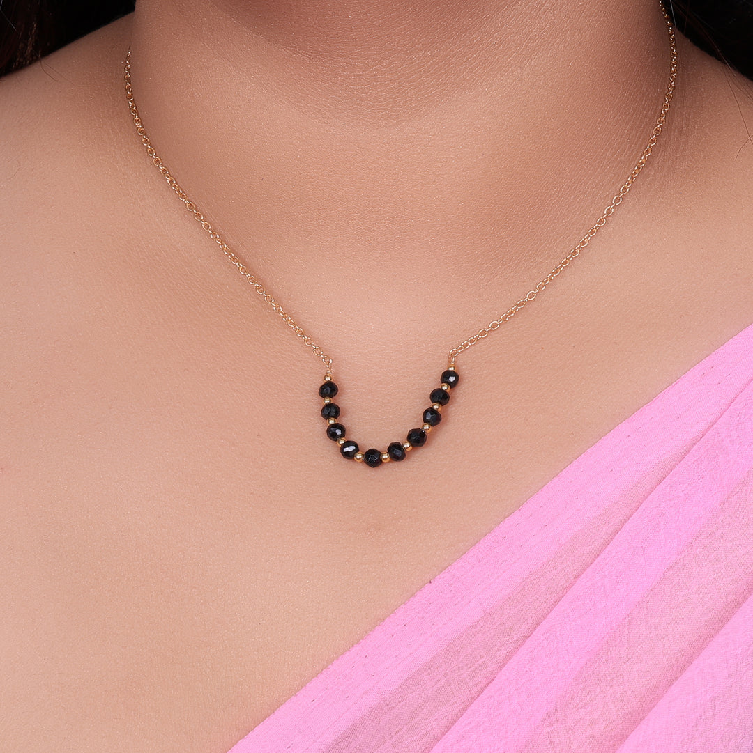 Collar de cuentas negras con cadena dorada para mujer | Joyería minimalista