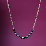 Load image into Gallery viewer, Collar de cuentas negras con cadena dorada para mujer | Joyería minimalista
