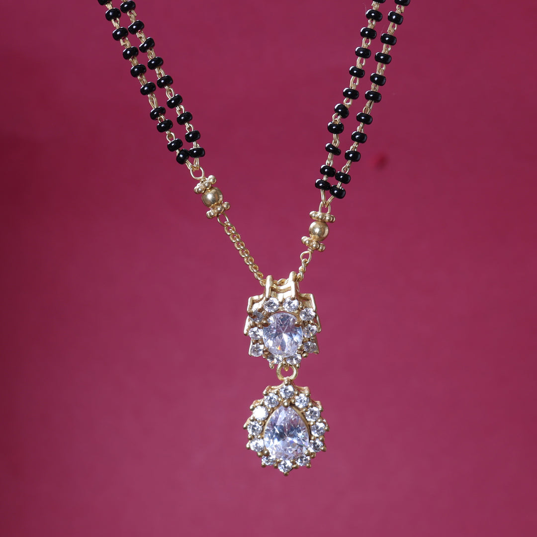 Collar con colgante Mangalsutra de cuentas negras bañado en oro para mujer