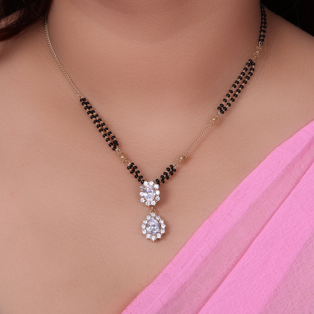 Collar con colgante Mangalsutra de cuentas negras bañado en oro para mujer