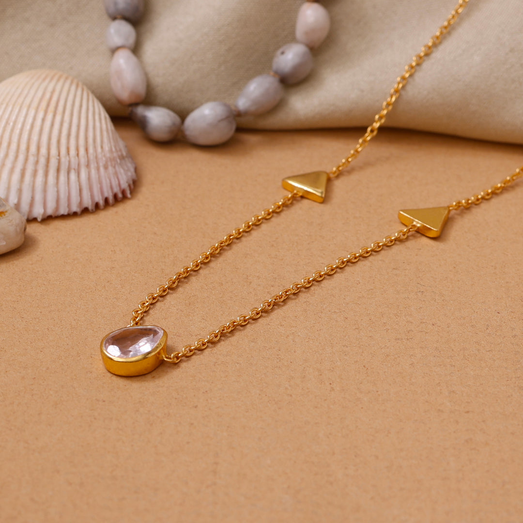 Collar de cadena de oro con piedras preciosas verdes y lágrima rosa | Joyería para mujer