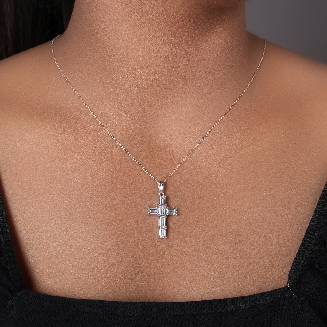 Collar con colgante de cruz de plata con corte baguette | Regalo para mujer