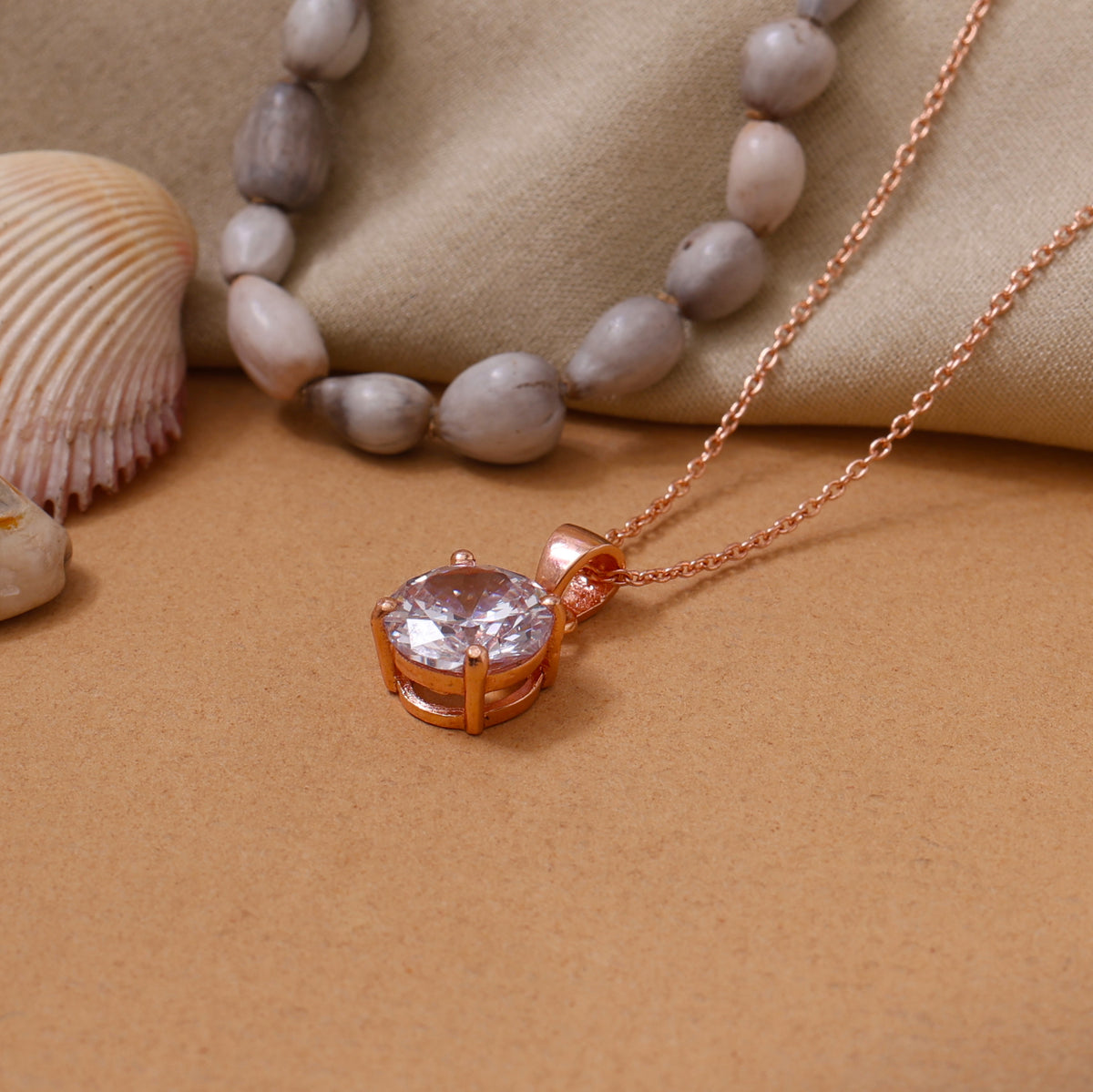 Collar con colgante solitario de corte redondo de oro rosa para mujer