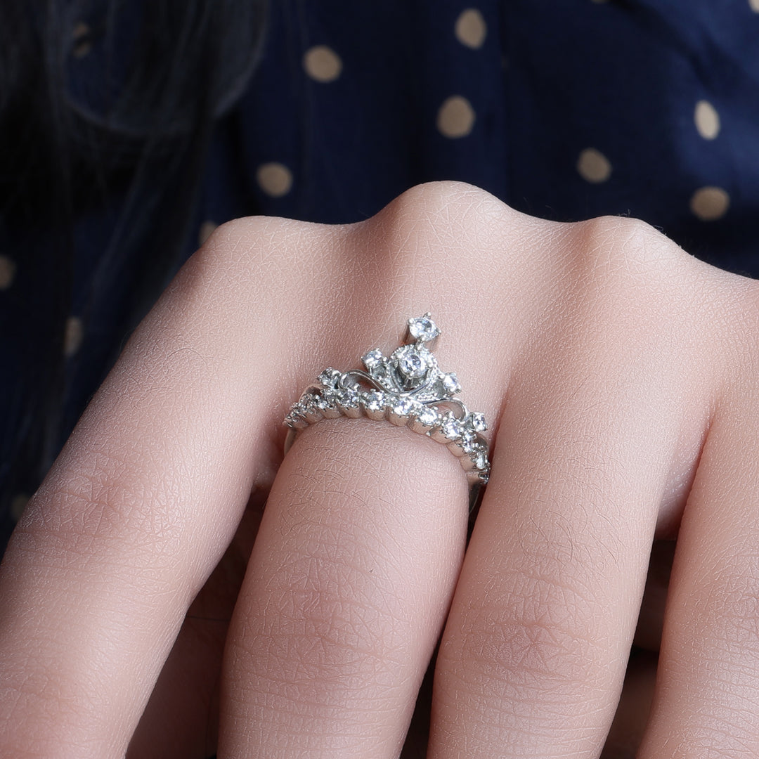 镶嵌立方氧化锆的银质皇冠戒指 | 女士戒指