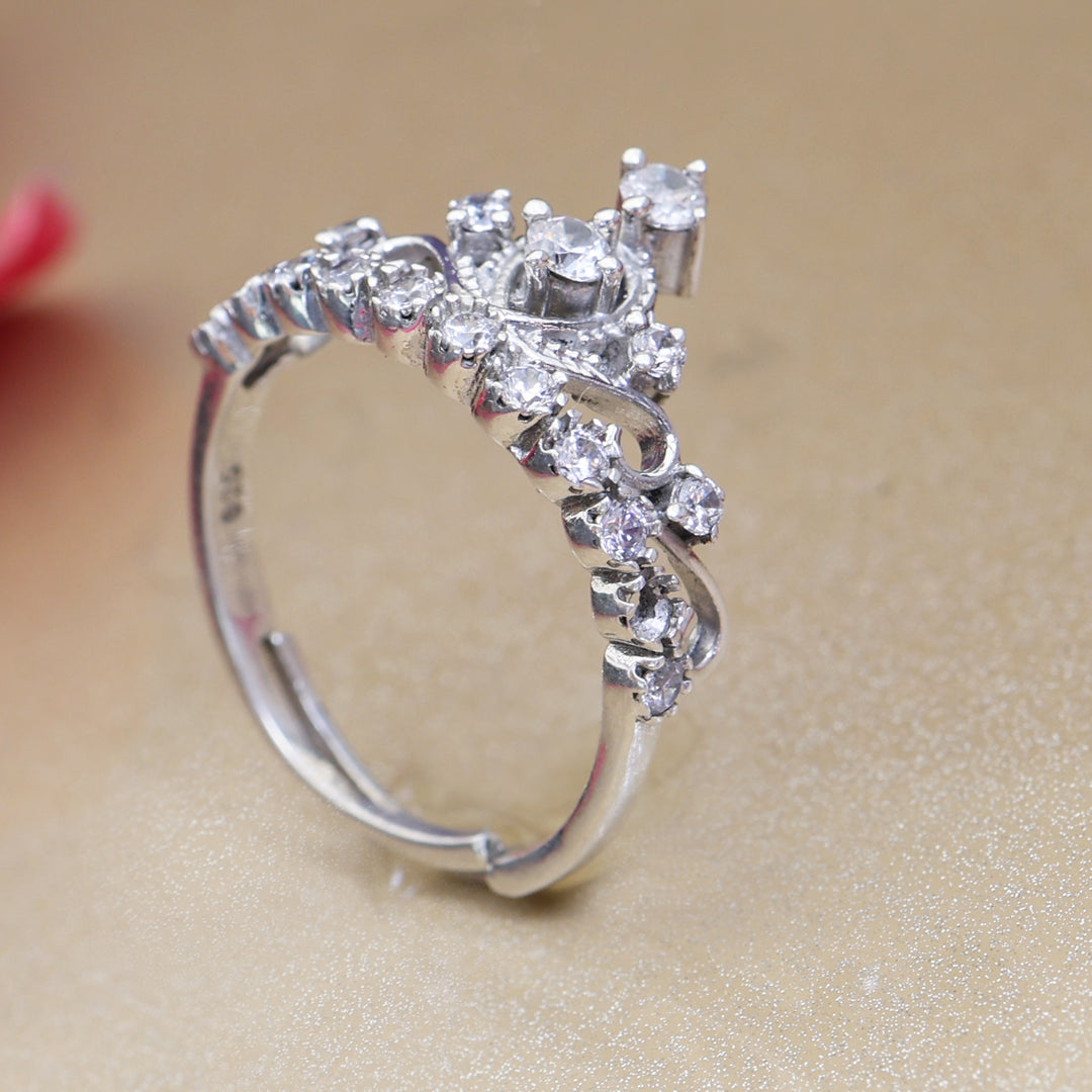 镶嵌立方氧化锆的银质皇冠戒指 | 女士戒指